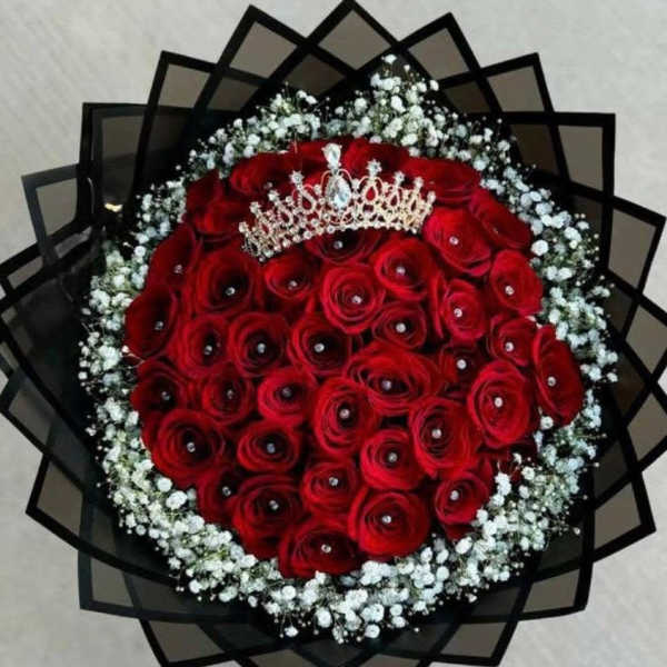 Hermoso buchon con rosas rojas.
