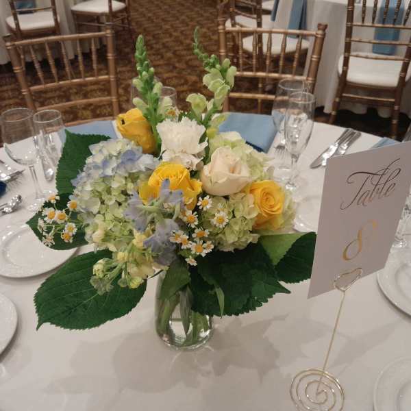 Table centerpiece with pastel flowers in a glass vase