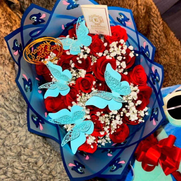 Hermoso ramo de rosas rojas