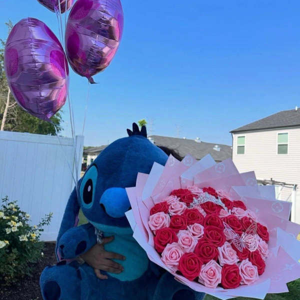 Ramo de rosas eternas y stich