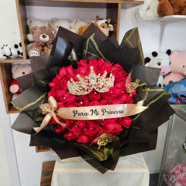 Red rose bouquet with a jeweled crown and ribbon reading "Para Me Princesa"