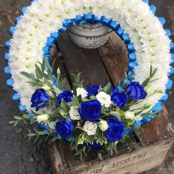 Corona funebre azul y celeste