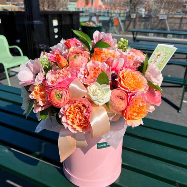 #79 Ranunculus & roses box