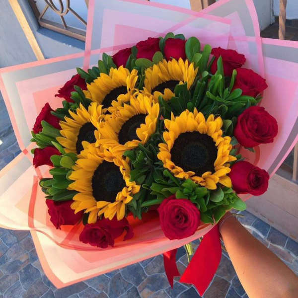 buchones con rosas y girasoles