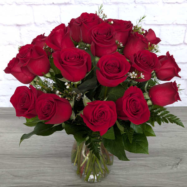 Bouquet of red roses in a clear glass vase