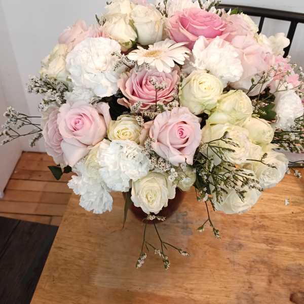 Pink and white rose bouquet with a white daisy in a vase