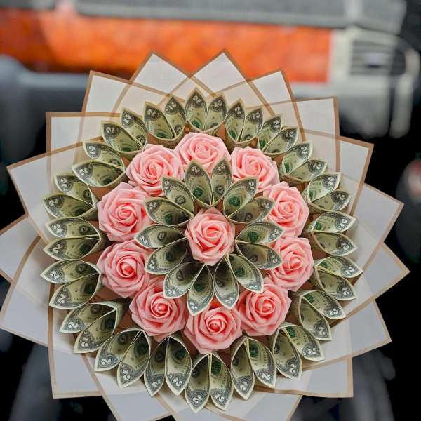 Ramo de rosas y billetes de lujo