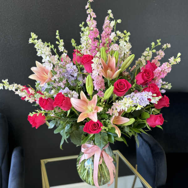 Bouquet of pink roses and lilies in a glass vase
