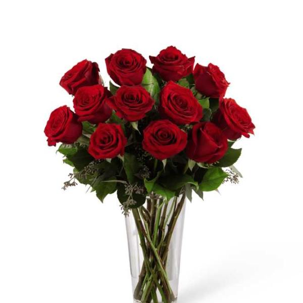 Bouquet of red roses in a clear glass vase