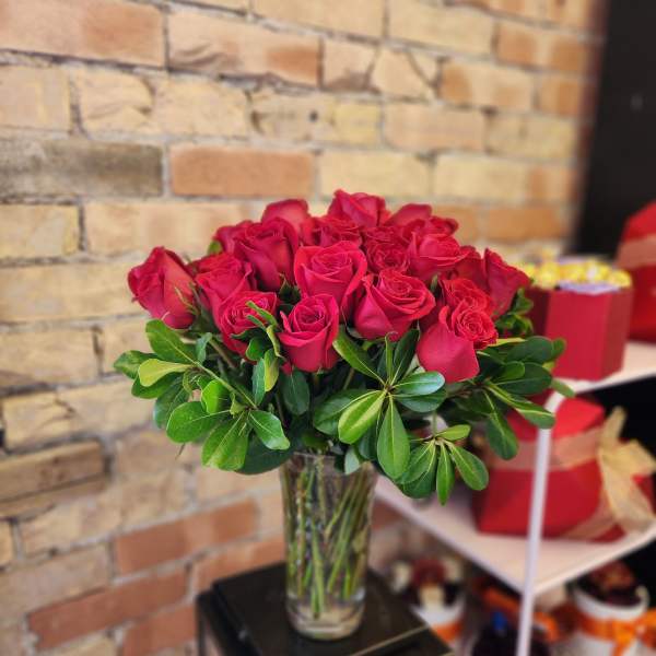Bouquet of red roses in a clear glass vase