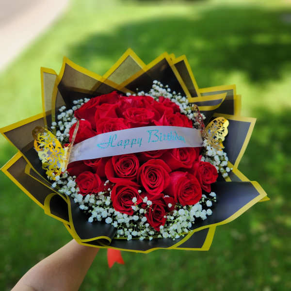 Bouquet of red roses with a Happy Birthday ribbon