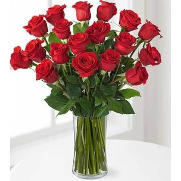 Bouquet of red roses in a clear glass vase