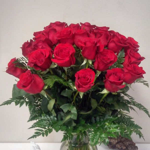 Bouquet of red roses in a clear glass vase