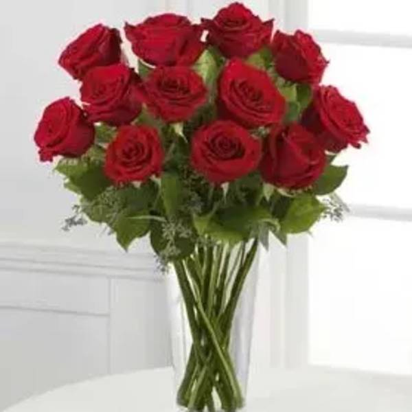 Bouquet of red roses in a clear glass vase