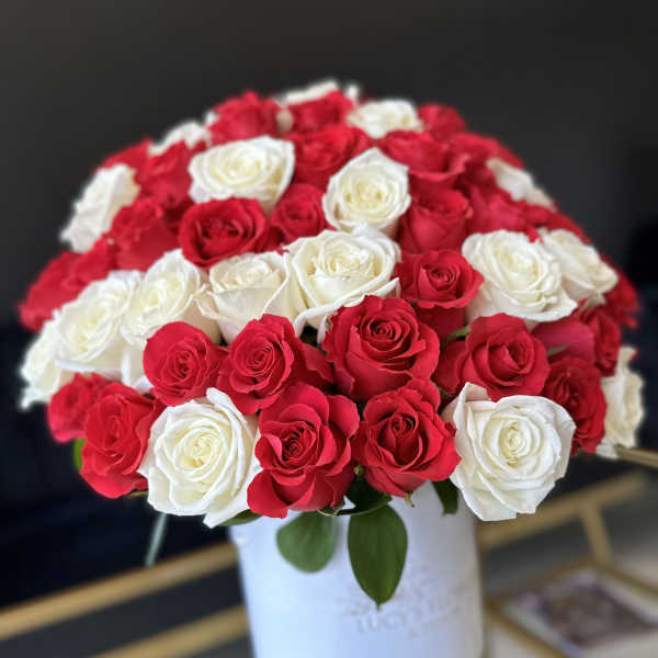 Bouquet of red and white roses in a white hatbox