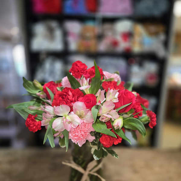Bouquet of red and pink flowers in a glass vase