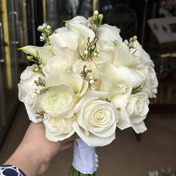Ramo de novia estilo "Domo" (incluye boutonnier para el novio)