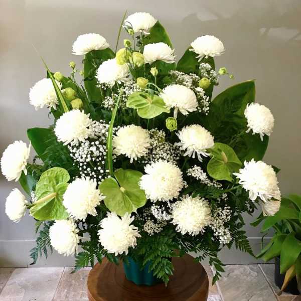 #153 WHITE MUM AND MIDORI ALTAR ARRANGEMENT