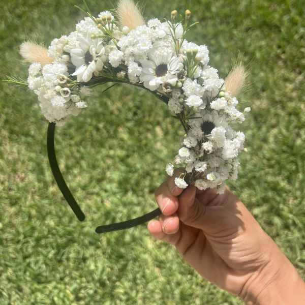 White floral headband with small daisy-like blooms