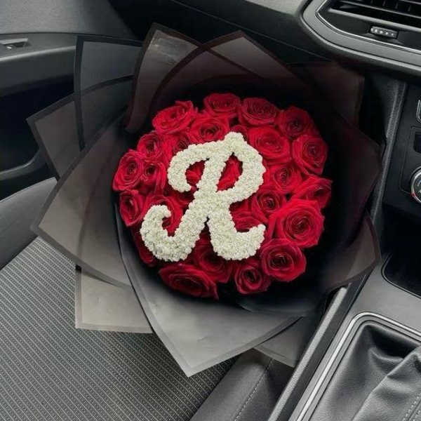 Ramo de rosas e inicial