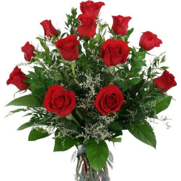 Bouquet of red roses in a clear glass vase
