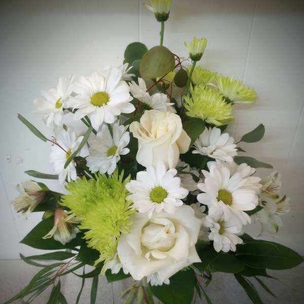 White roses and daisies with green chrysanthemums in a glass vase