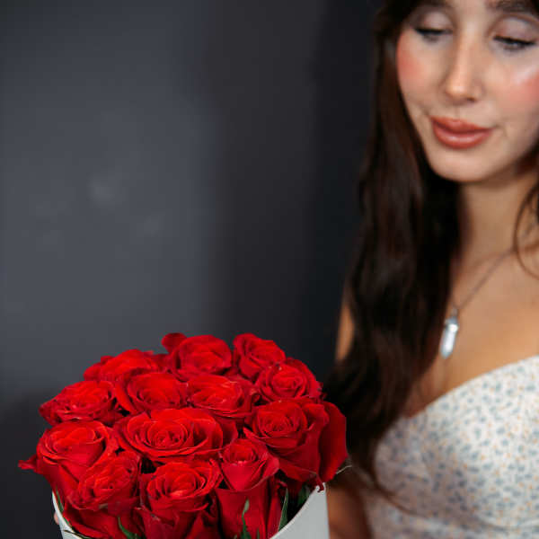 Bouquet of red roses in a white hatbox