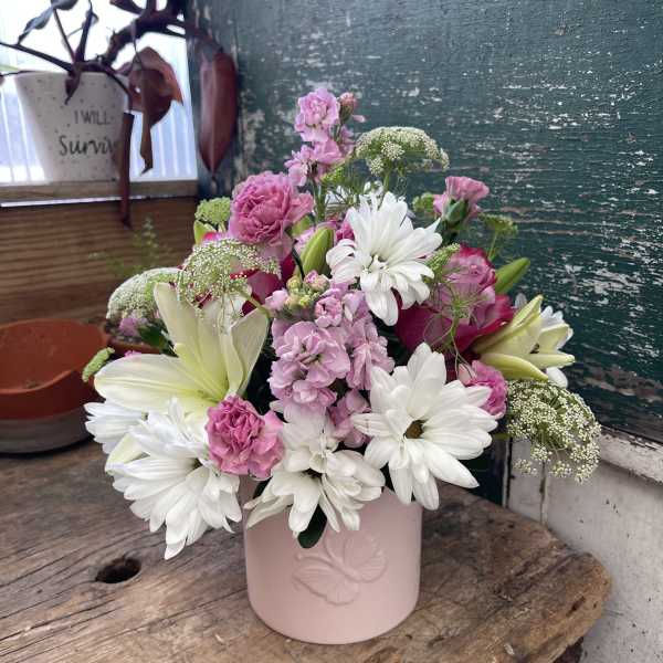 Pink and white mixed bouquet in a blush vase