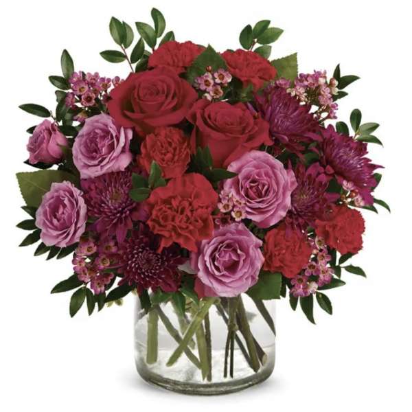 Bouquet of red and pink flowers in a clear glass vase