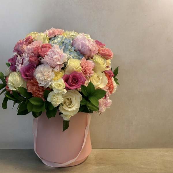 Pink and white rose bouquet in a pink hat box