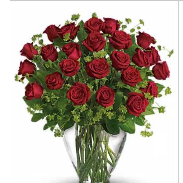 Bouquet of red roses in a clear glass vase