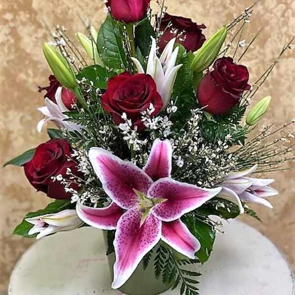Bouquet of red roses and pink lilies in a vase