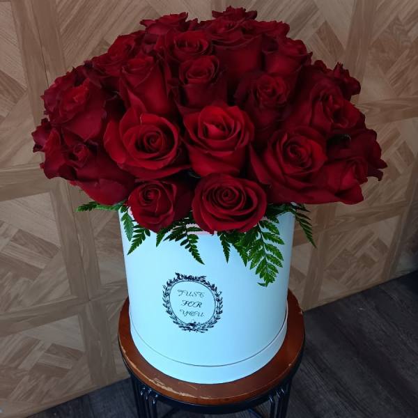 Bouquet of red roses in a white hat box