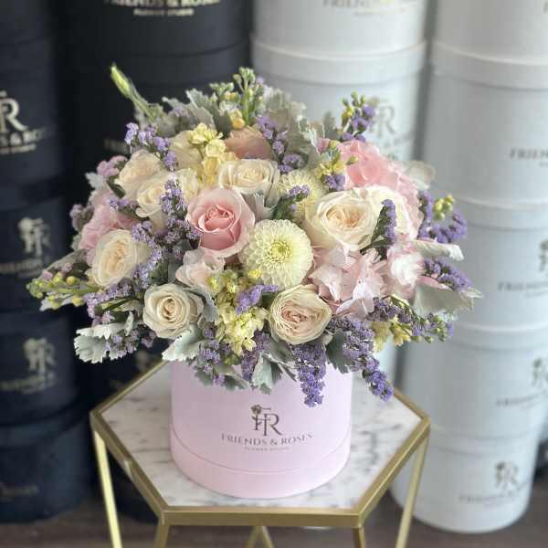 Pastel rose bouquet in a pink round box