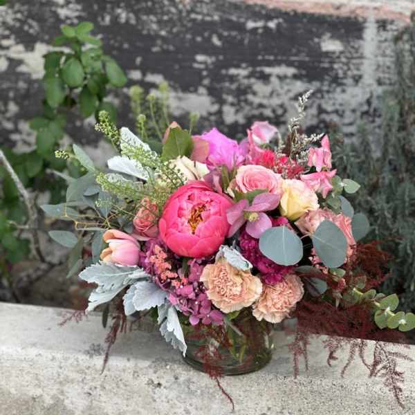 Pink and peach mixed bouquet in a glass vase