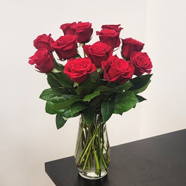 Bouquet of red roses in a clear glass vase