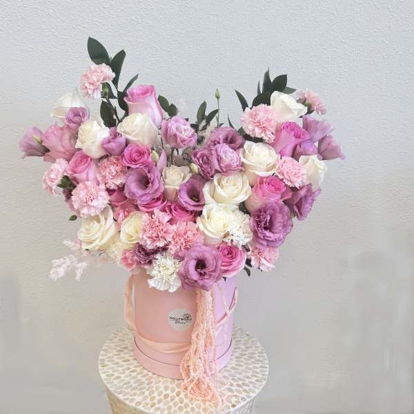 Pink and white rose bouquet in a pink hat box