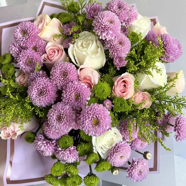 Bouquet of pink and white roses with lavender chrysanthemums