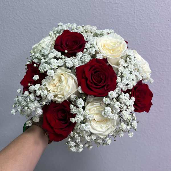 Bouquet of red and white roses with baby's breath