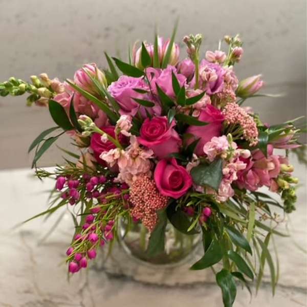 Pink rose bouquet in a clear glass vase