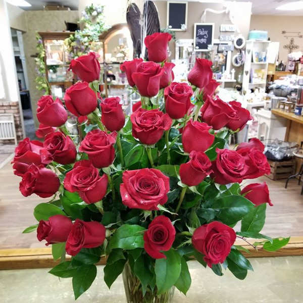 Bouquet of red roses in a clear glass vase