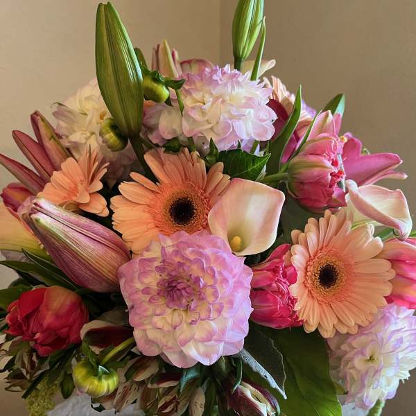 Pink and peach mixed bouquet in a glass vase