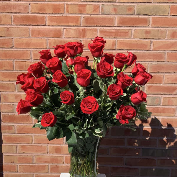 Bouquet of red roses in a clear glass vase