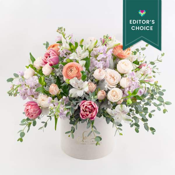 Mixed pastel bouquet in a white hatbox