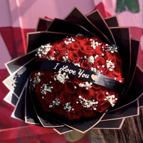 Bouquet of red roses with baby's breath and an "I Love You" ribbon