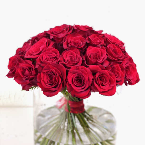 Bouquet of red roses in a clear glass vase