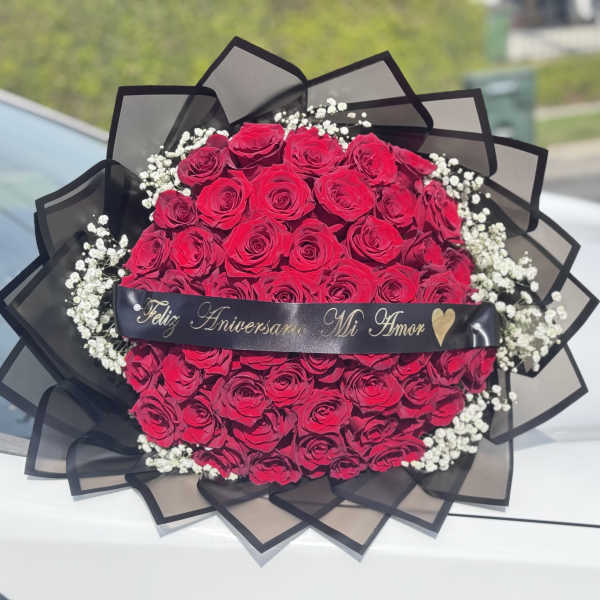 50 Rosas Rojas profundas Premium con Nubes al contorno