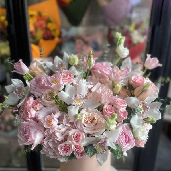 Pink and white rose bouquet in a blush hatbox