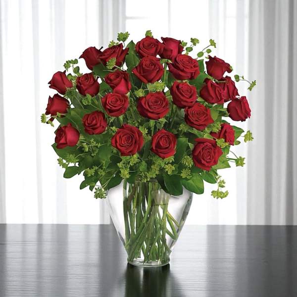 Bouquet of red roses in a clear glass vase