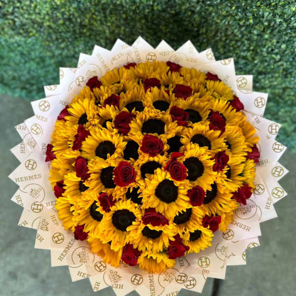 MEGA Sunflower bouquet with hints of roses